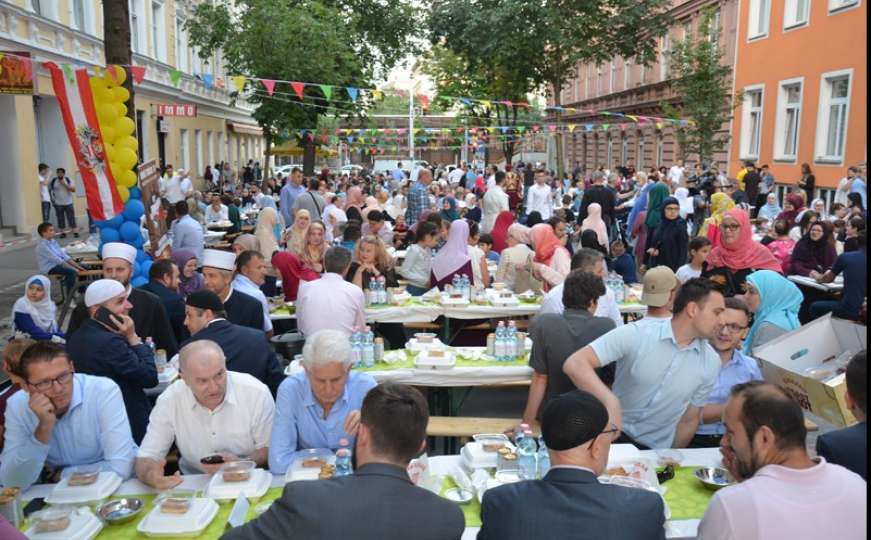 S iftara u Beču poslane poruke mira: Najveći iftar na otvorenom